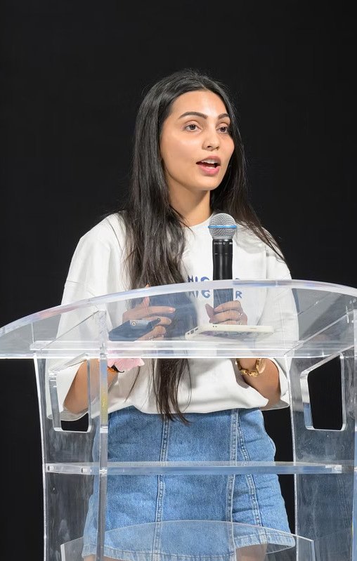Simran Dubey presenting her master thesis research at a podium